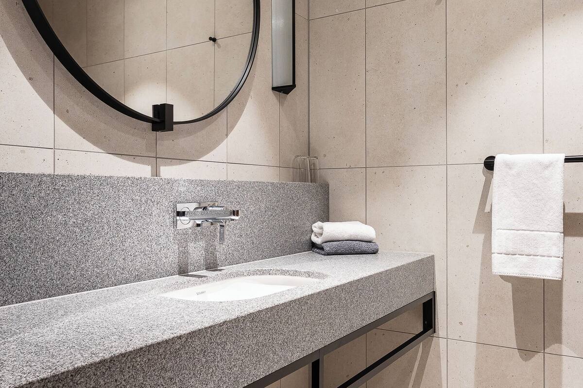 family room, non smoking | bathroom | hair dryer, towels, soap, shampoo