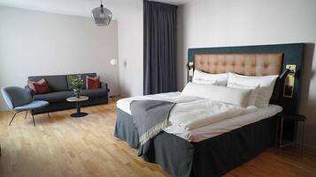 Familieværelse - ikke-ryger | Dundyner, minibar, pengeskab på værelset, mørklægningsgardiner