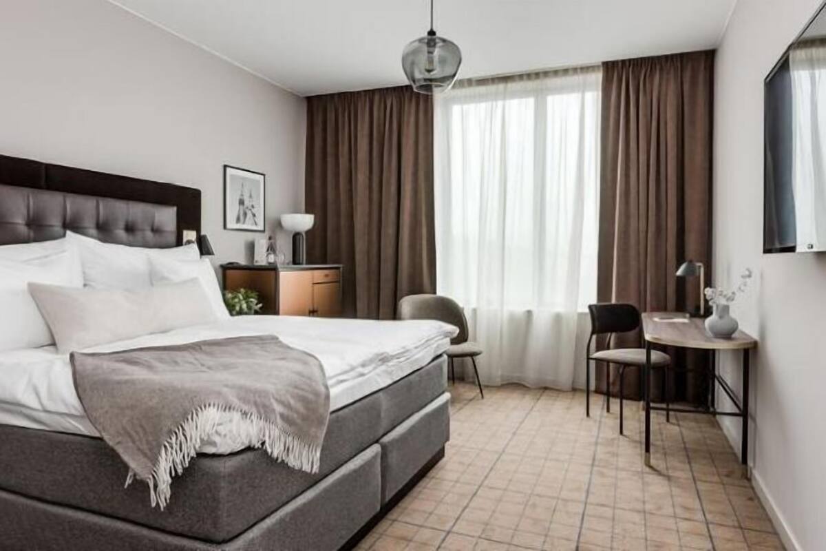 1 habitación, cubrecamas, minibar y caja de seguridad en la habitación