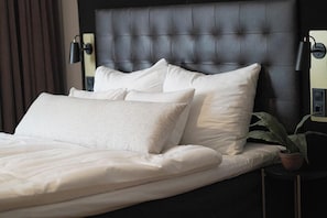 Family Room, Non Smoking | 1 bedroom, down comforters, minibar, in-room safe