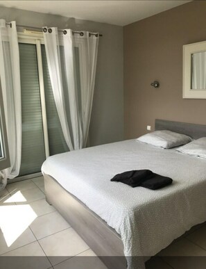 8 bedrooms, desk, iron/ironing board, travel cot
