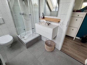 Shower, hair dryer, towels, soap - Cozy vacation apartment near the Rabenstein Clinic (Chemnitz)