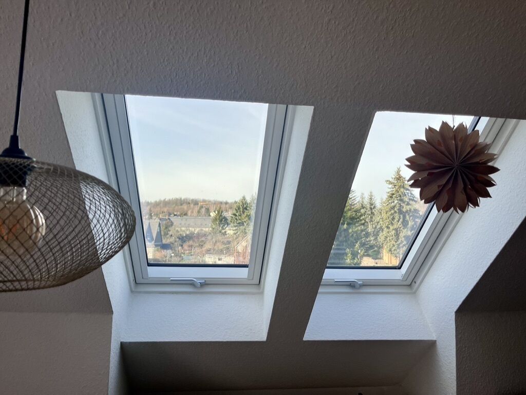 Et ovenlys med udsigt over et boligområde.