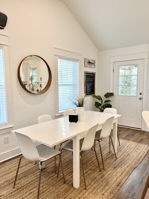 Dining - Soundside Sunsets - Relax 1 block to Sound! Close 2 beach, shopping, dining! (Kill Devil Hills)