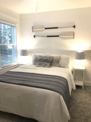 4 bedrooms, desk, iron/ironing board, free WiFi - Soundside Sunsets - Relax 1 block to Sound! Close 2 beach, shopping, dining! (Kill Devil Hills)
