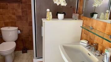 Douche, serviettes fournies, savon, papier toilette