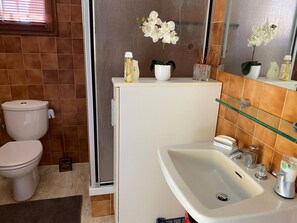 Douche, serviettes fournies, savon, papier toilette