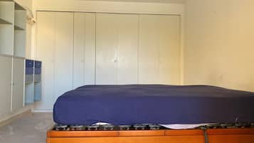 1 bedroom, bed sheets
