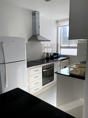 Kjøleskap, mikrobølgeovn, ovn og kaffetrakter/tekoker