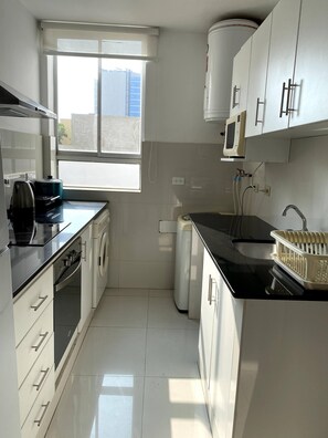 Kjøleskap, mikrobølgeovn, ovn og kaffetrakter/tekoker