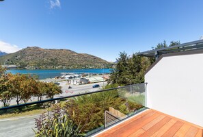 Property grounds - Marina Views 2 Bedroom Home with Sunny Balcony (Queenstown)