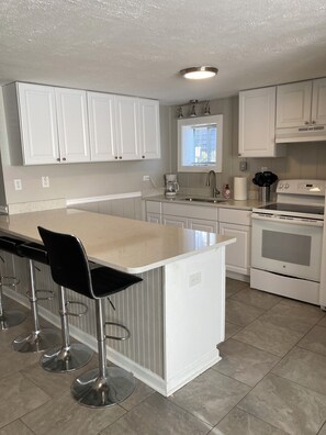 Jääkaappi, mikroaaltouuni, uuni, liesi