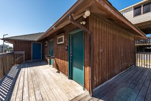 Property grounds - 8 Bedroom, 6 Bath Semi-Oceanfront, Pool & Hot tub, Across from Beach Access! (Nags Head)