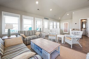 Smart-TV, DVD-spiller, fotballspill og bøker