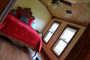 2 slaapkamers, een strijkplank/strijkijzer, gratis wifi, beddengoed