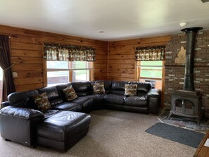 Smart TV, caminetto, lettore DVD, tavolo da calcetto