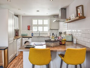 Uuni, astianpesukone, syöttötuoli, pakastin