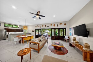 Un espacio habitable moderno con cocina, comedor y zona de estar.