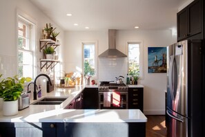 Een koelkast, een magnetron, een oven, een kookplaat