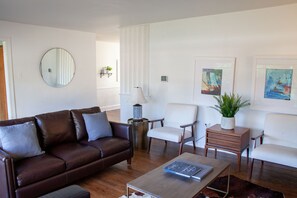 Een televisie, een dvd-speler, boeken en een stereo