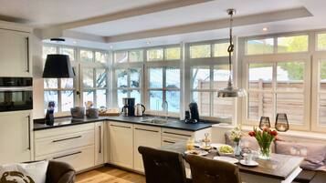 Frigorifero, microonde, forno, piano cottura