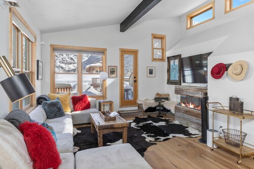 In the HEART of Telluride! THE SADDLE PAD- 5 stars! Walk to everything!