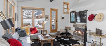 In the HEART of Telluride! THE SADDLE PAD- 5 stars! Walk to everything!