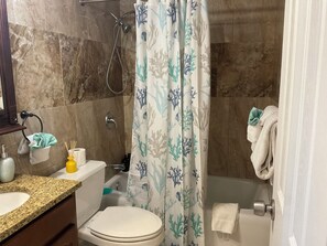 Badewanne, Haartrockner, Handtücher, Seife