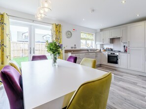 Dining - 4 bedroom accommodation in Amble (Amble)