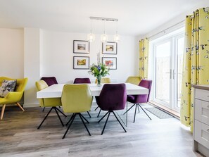 Dining - 4 bedroom accommodation in Amble (Amble)
