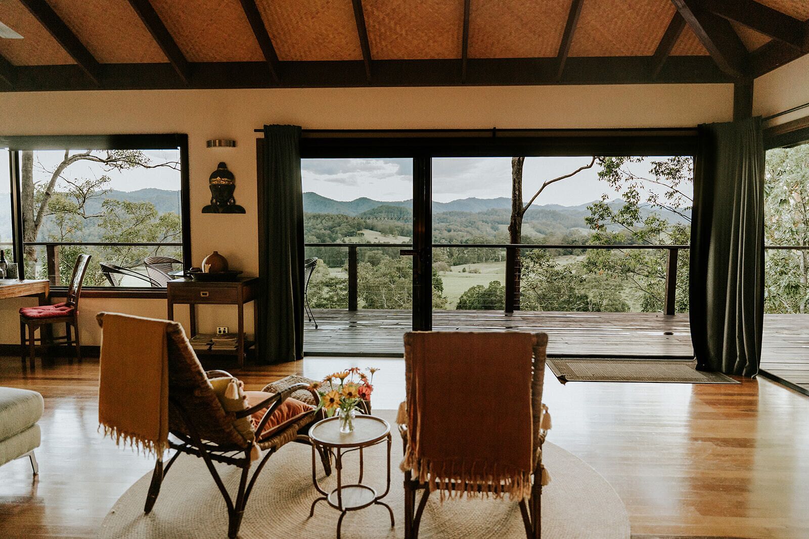 Una televisión, una chimenea, libros, una biblioteca de música