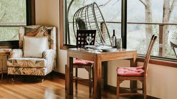 Fernseher, Kamin, Bücher, Musikbibliothek