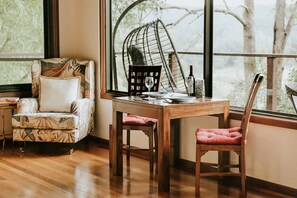 Televisie, een open haard, boeken en een muziekbibliotheek