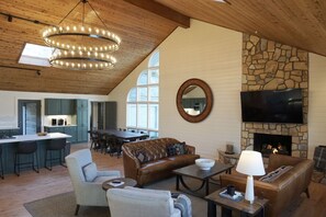 Télévision, cheminée, jeux vidéo, livres