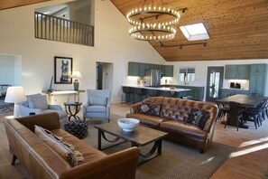TV, fireplace, video games, books - Sky Light. Walk to downtown Highlands (Highlands)