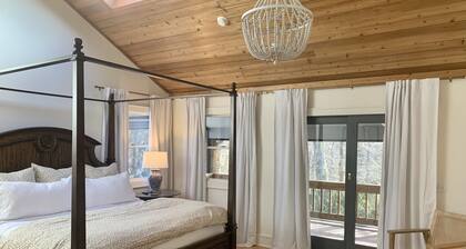 Sky Light. Walk to downtown Highlands