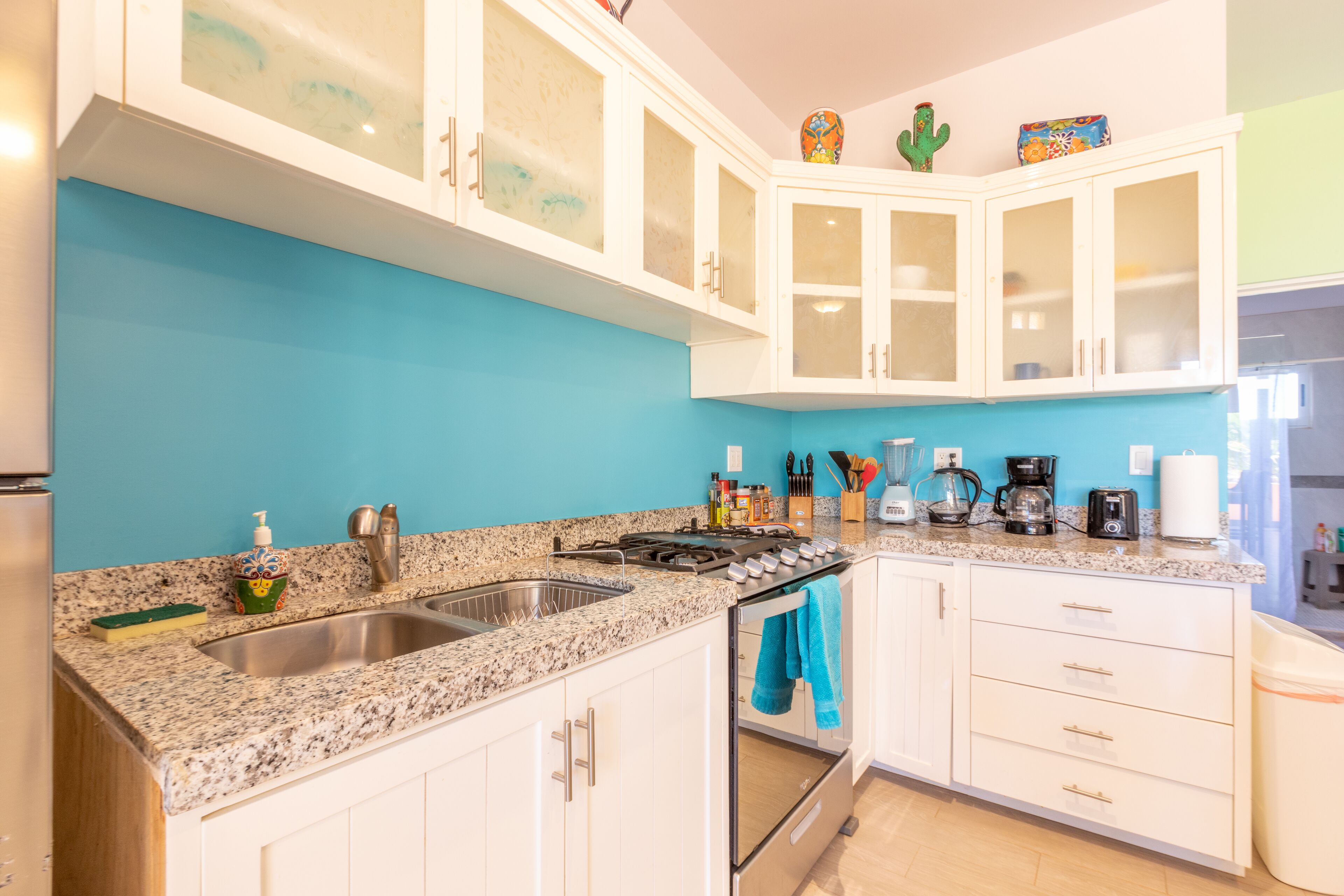 Jääkaappi, mikroaaltouuni, uuni, liesi