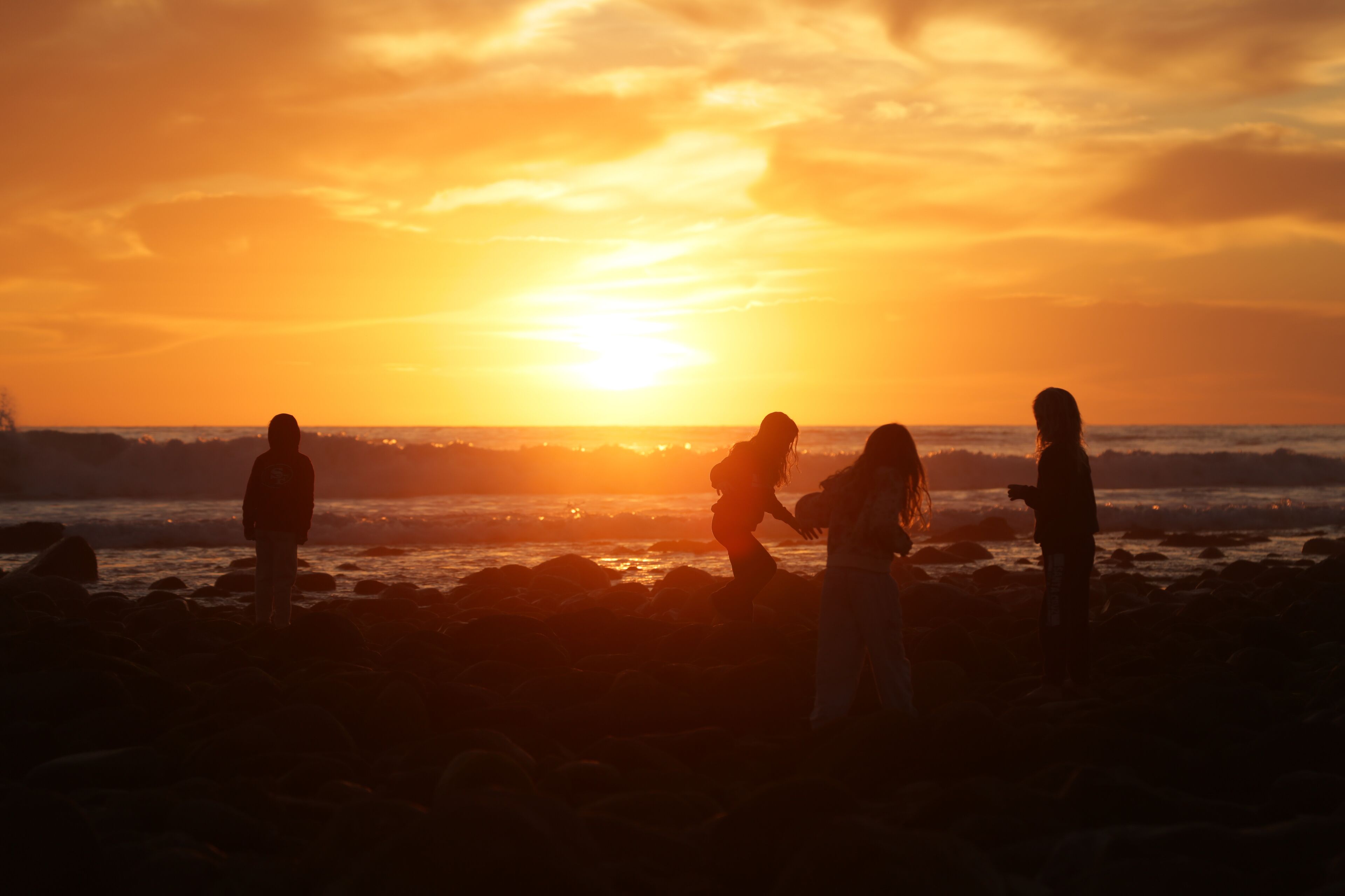 Ranta lähistöllä, aurinkotuoleja, rantapyyhkeitä