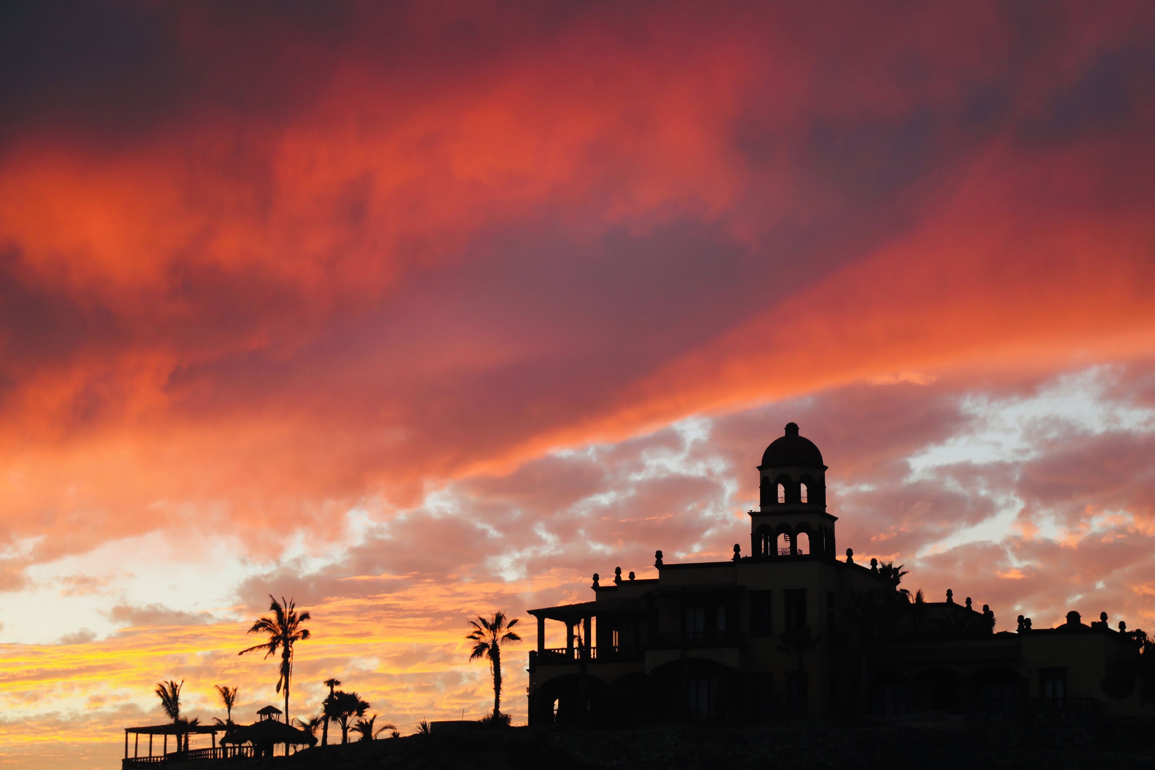 Silueta de un edificio contra un cielo al atardecer.