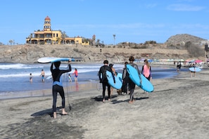 Playa en los alrededores, camastros y toallas de playa