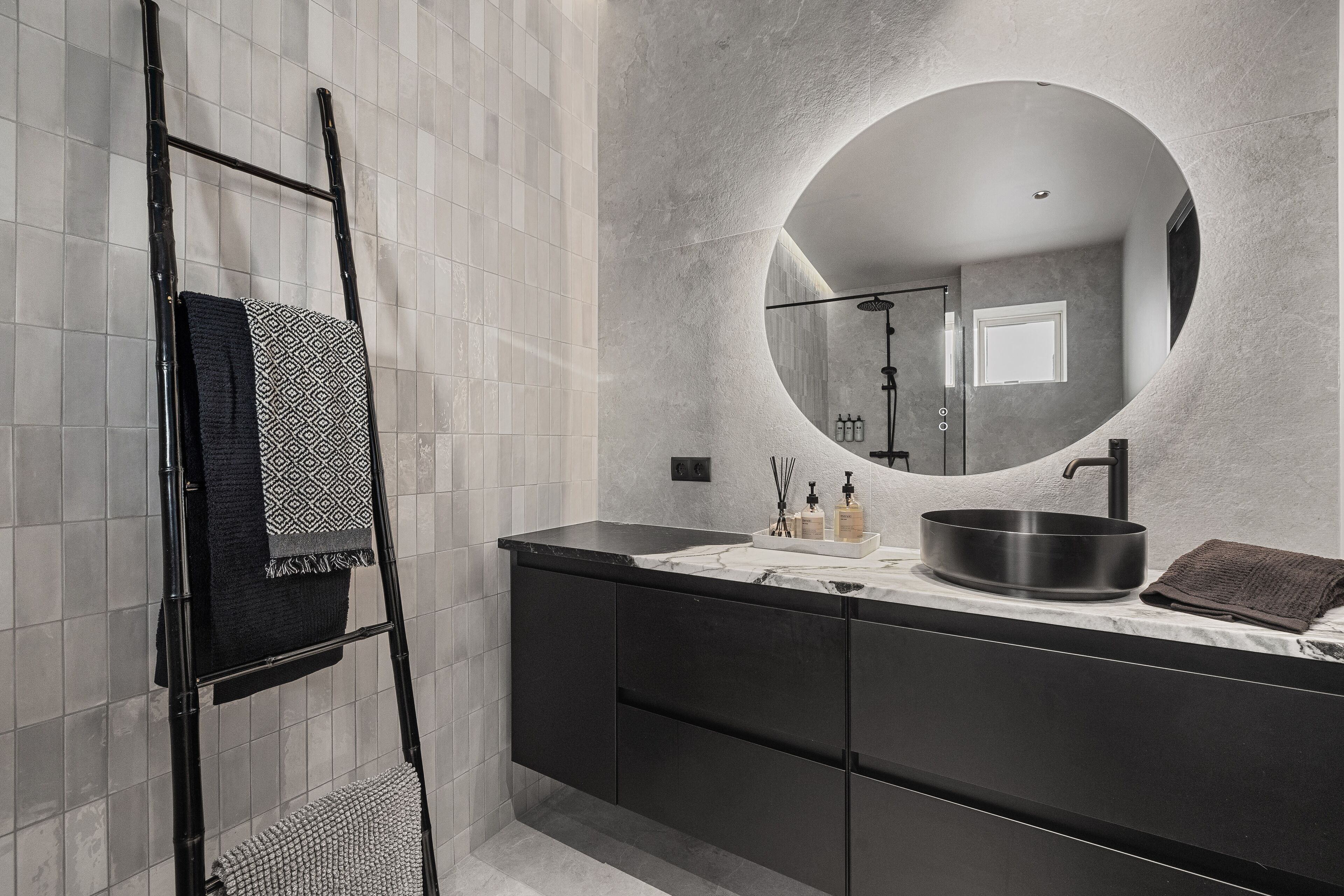 House | Bathroom | Separate tub and shower, deep soaking tub, hair dryer, towels