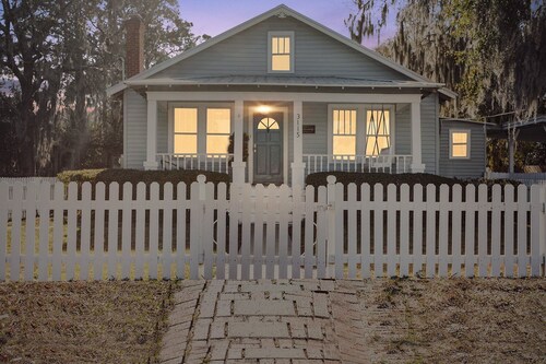 Shangri-La @ Rowland: Eclectic and Stylish Cottage