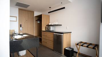 Kylskåp, mikrovågsugn, kaffe- och tebryggare och mixer