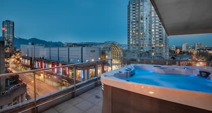 One-of-a-Kind Luxury 3 Bed Penthouse w/ huge Private Patio, Hot tub & Firetable!