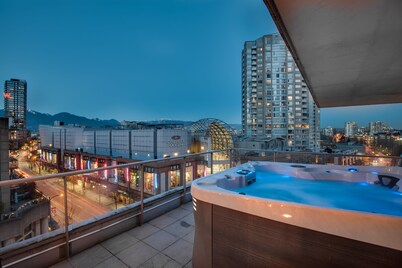 One-of-a-Kind Luxury 3 Bed Penthouse w/ huge Private Patio, Hot tub & Firetable!