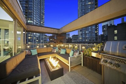 One-of-a-Kind Luxury 3 Bed Penthouse w/ huge Private Patio, Hot tub & Firetable!