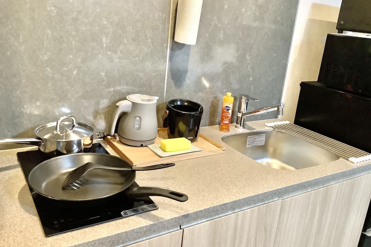Fridge, microwave, stovetop, electric kettle