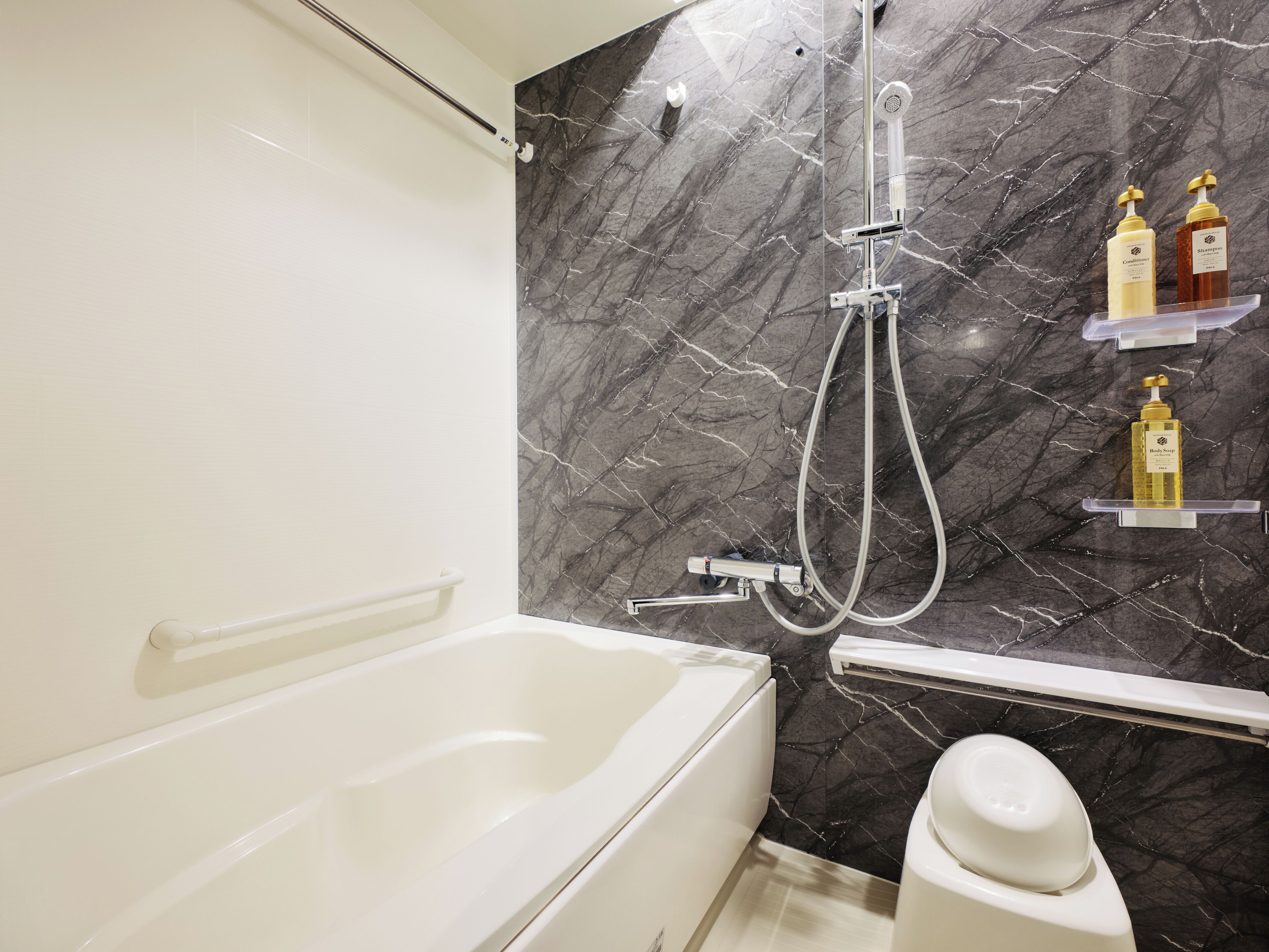Separate bathtub and shower, hair dryer, slippers, electronic bidet