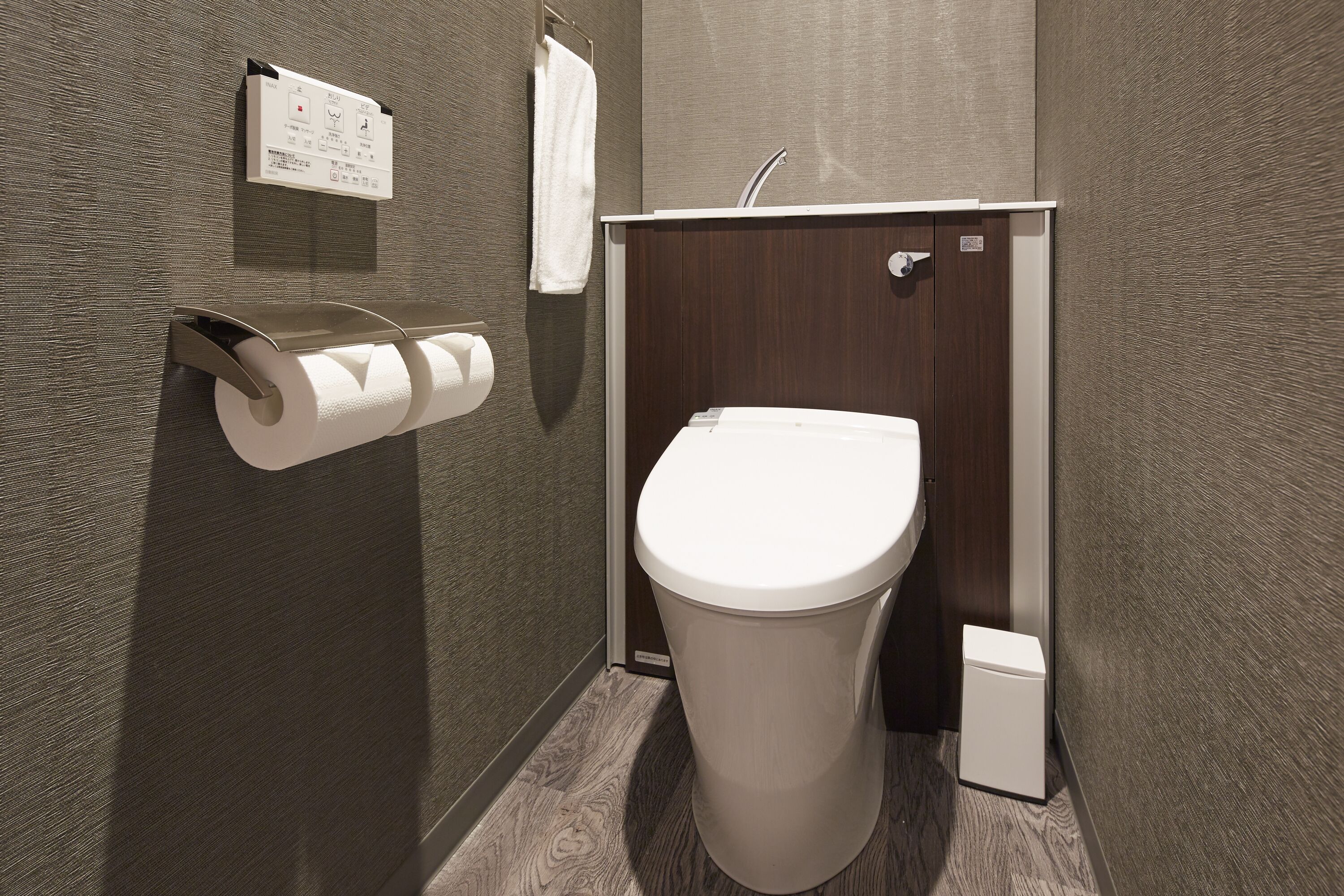 Badewanne und Dusche (separat), Haartrockner, Hausschuhe