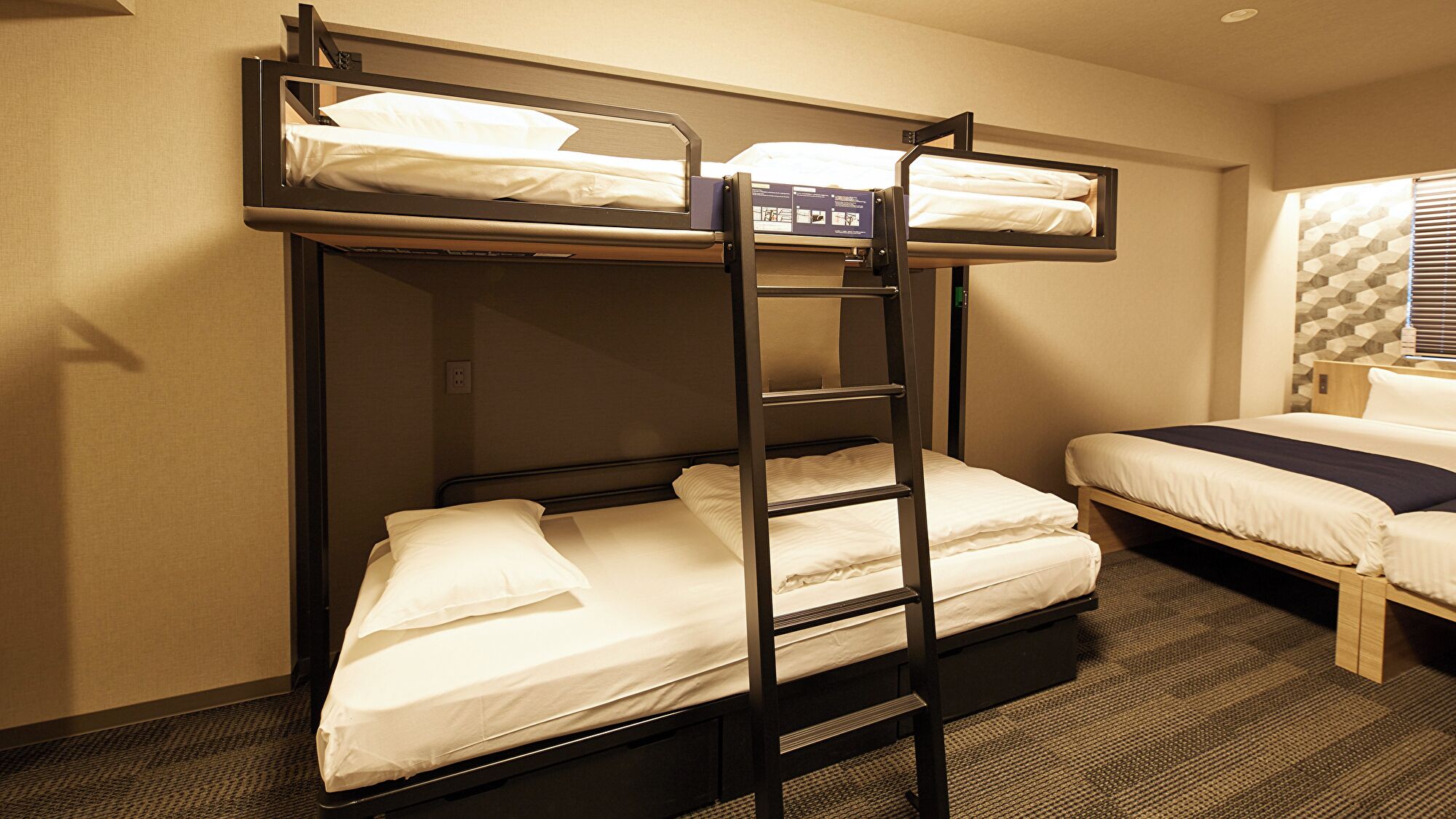 Een slaapkamer met een stapelbed, een enkel bed en een prikbord aan de muur.